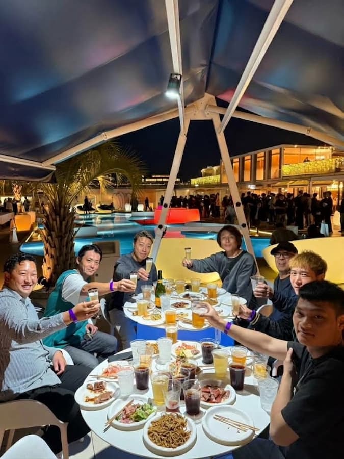 懇親会で乾杯する奏陽建設のスタッフ