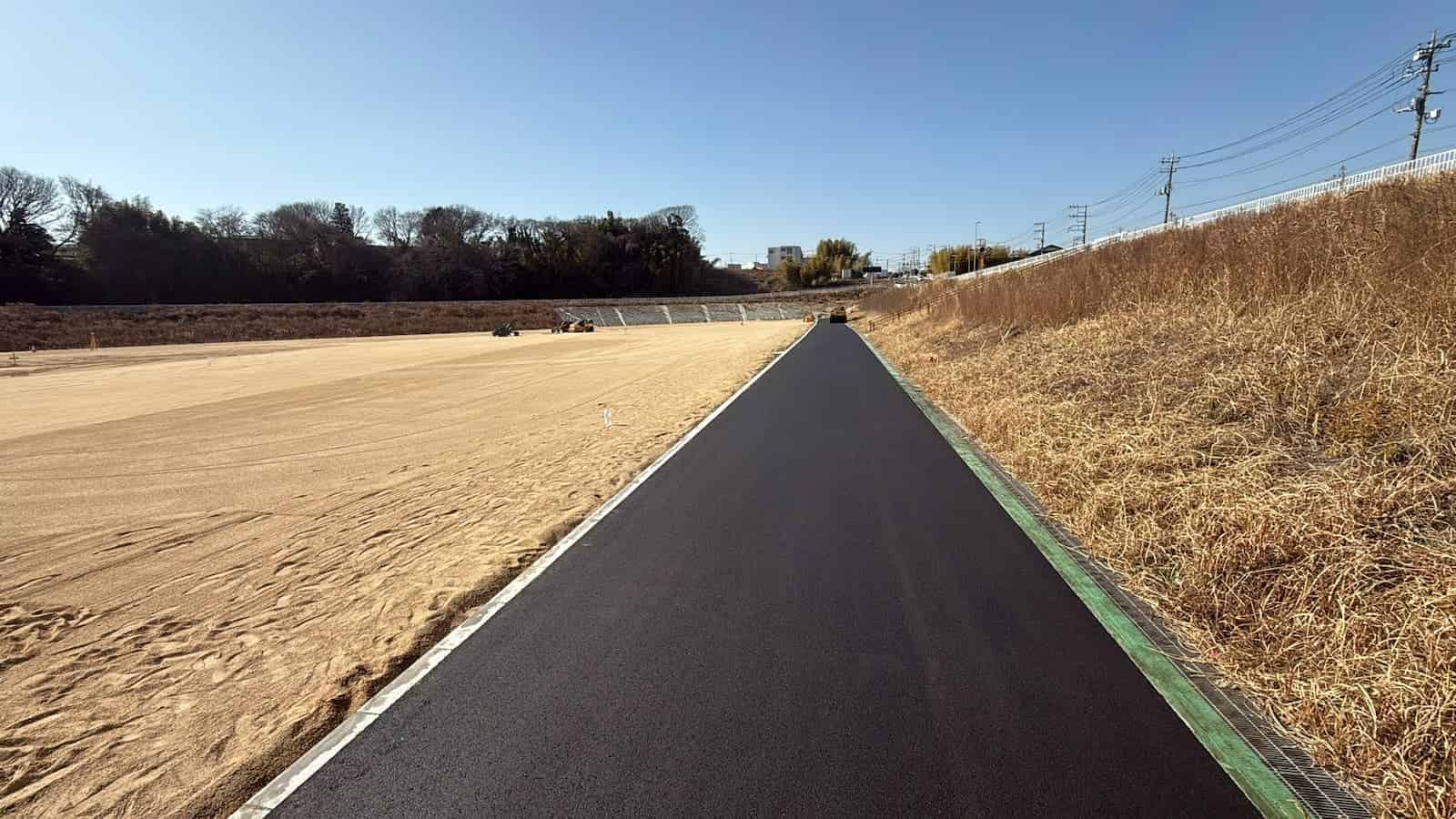 伊勢原市で手がけたアスファルト舗装工事の完成後。通路が仕上がった造成地