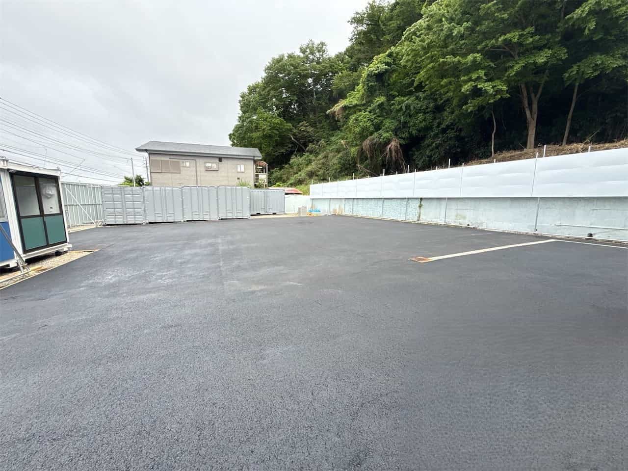 平塚市で手がけたアスファルト造成工事の完成後。区画線まで仕上げた敷地