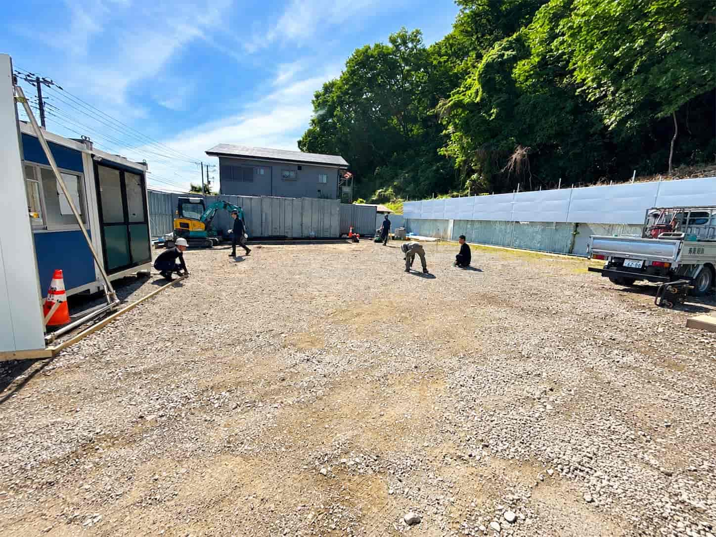 舗装工事に向けて、敷地の高さを確認する奏陽建設のスタッフ