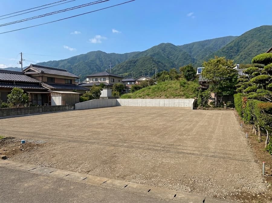 厚木市で行った民家の解体・造成工事。建物を撤去し平坦な更地に仕上げた敷地