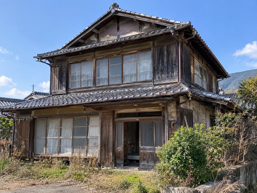 厚木市の民家。解体前の木造2階建て住宅